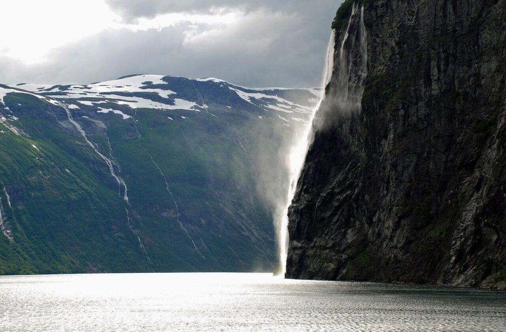 fjord noorwegen met waterval