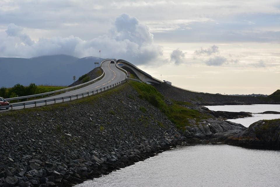 Prachtige Weg in Noorwegen aan de Atlantische Kust