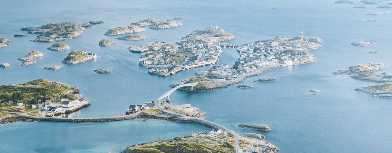 Henningsvær en eilandjes op de Lofoten in Noord-Noorwegen