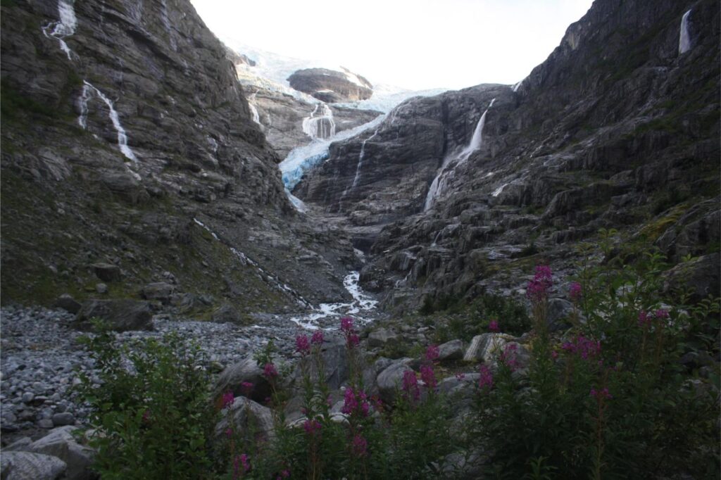 De Kjenndalsbreen, omringd door talloze watervallen